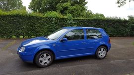 Ein blauer VW-Golf, älteres Modell in gutem Zustand