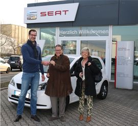Herr Gauch übergibt den weißen Seat an 2 Mitarbeiterinnen des Frauenhauses