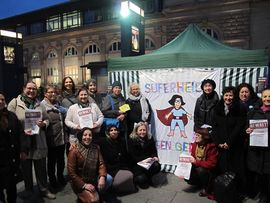 Frauen demonstrieren vor dem Mannheimer Hauptbahnhof